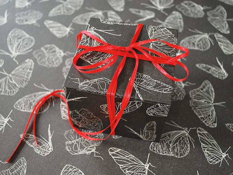 Geschenkpapier_Schmetterling_schwarz_Biostoffe_Papier