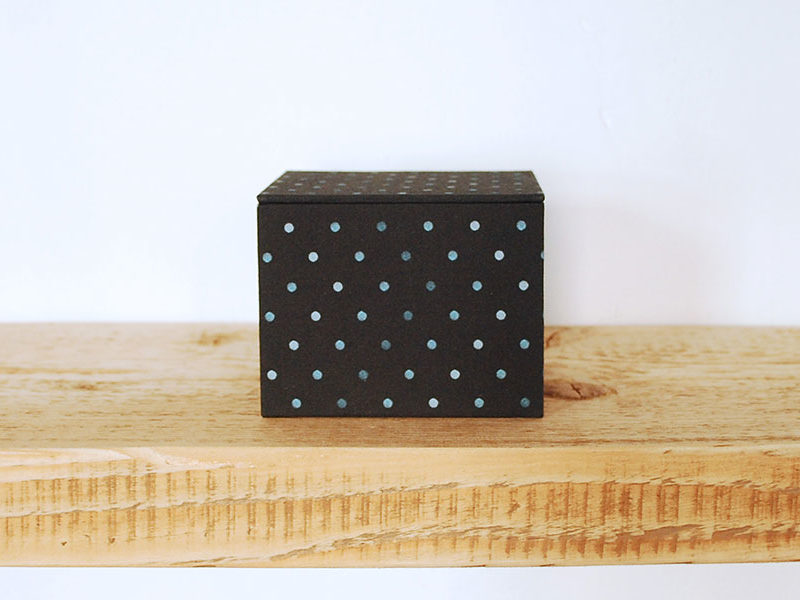 Biostoffe_Geschenkbox_Dekobox_Schmuckschachtel_Punkte_blau_hoch_klein